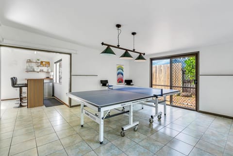 4-Bed Family Home with Pool, Table Tennis & Bar Casa in Periwinkle Avenue