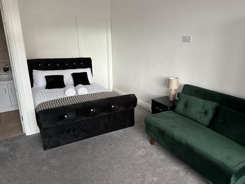 SHM Stays Ensuite Rooms Great for long term stays & Short Stays 15 min drive to City Centre & Airport 5 min walk to Shops and Train Station 10 mins to High Street Apartment in Solihull