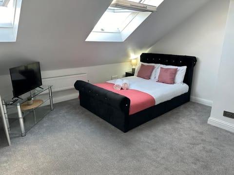 SHM Stays Ensuite Rooms Great for long term stays & Short Stays 15 min drive to City Centre & Airport 5 min walk to Shops and Train Station 10 mins to High Street Apartment in Solihull