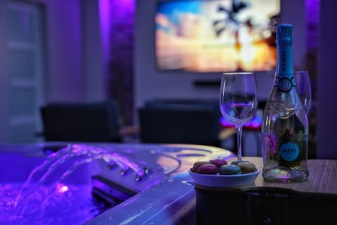 Night, Hot Tub, TV and multimedia, Food and drinks, Food, Drinks, Alcoholic drinks