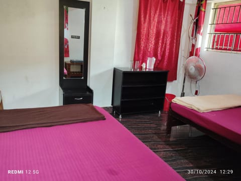 VAISHNAVI VILLA-Family Homestay-2km from bus stand-WiFi Chalet in Madikeri