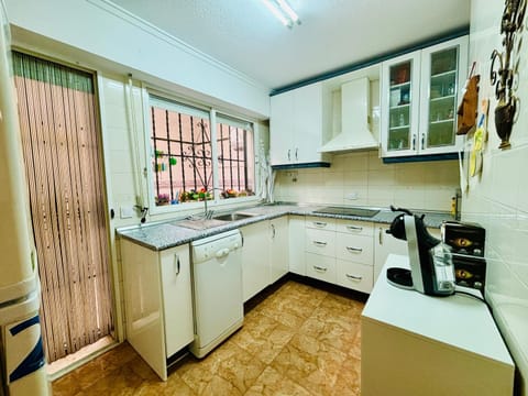 Coffee/tea facilities, Kitchen or kitchenette, dishwasher, oven, toaster