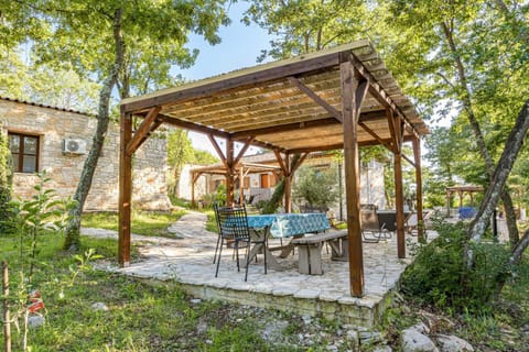 Property building, Patio, Day, Dining area, Garden view