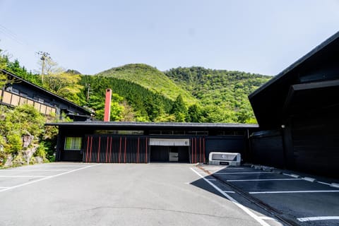 Property building, Facade/entrance, Spring, Day, Natural landscape, Mountain view, Parking