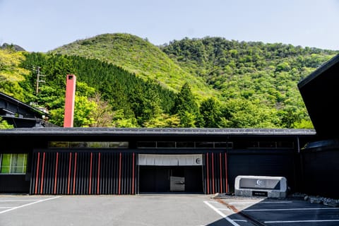 Property building, Facade/entrance, Day, Natural landscape, Parking