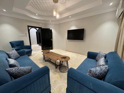 Communal lounge/ TV room, TV and multimedia, Living room, Seating area, Evening entertainment