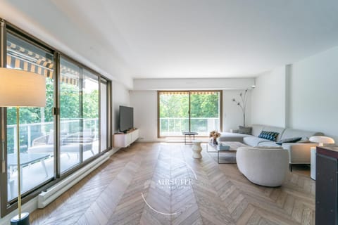 Luxury Serenity 3BR by Airsuite Apartment in Levallois-Perret