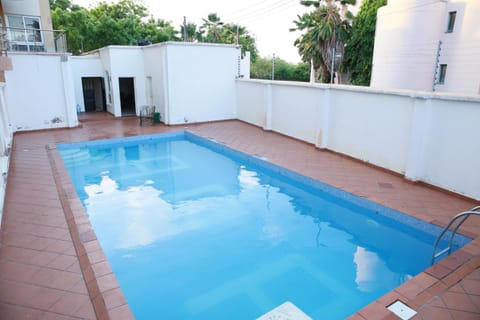 NYALI PRIVATE ROOM WITH A SWIMMING POOl Apartment in Mombasa