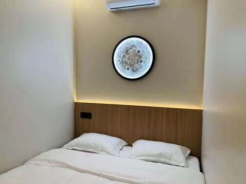 Bed, Photo of the whole room, Bedroom, air conditioner