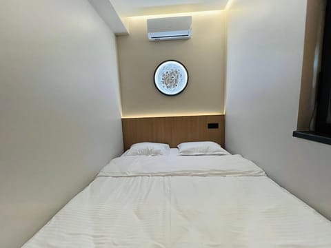 Bed, Photo of the whole room, Bedroom, air conditioner