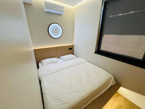 Bed, Photo of the whole room, Bedroom, air conditioner