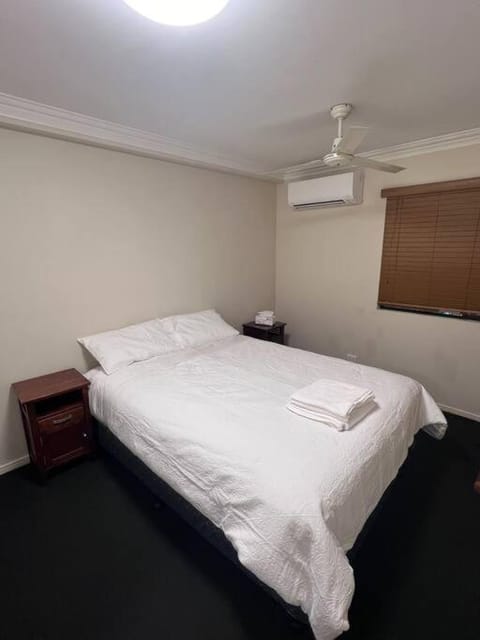 Bed, Photo of the whole room, Bedroom, air conditioner