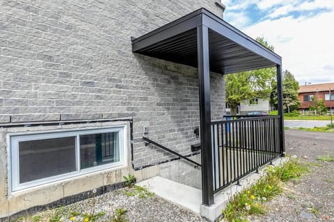 Family Home in Longueuil, 2 Bed - 1 Bathroom Apartment in Longueuil