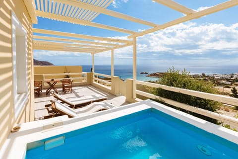 Property building, Balcony/Terrace, Pool view, Swimming pool