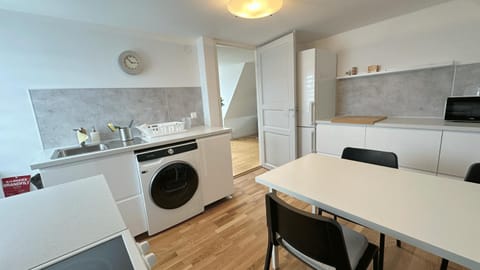 Kitchen or kitchenette, Dining area, oven, washing machine