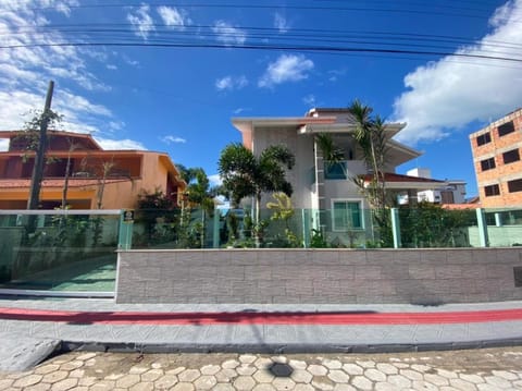 cód 13 - Casa aconchegante com 4 dormitórios, sendo 2 suítes! Villa in Florianopolis