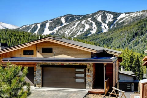 Property building, Day, Natural landscape, Mountain view