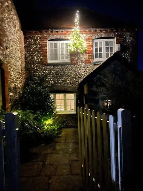 Beautiful 18th century cottage in Arundel House in Arundel