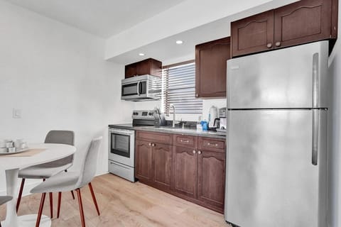 New! Waves On Walnut # 6 Apartment in Hollywood Beach