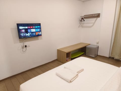 Bed, TV and multimedia, Bedroom, flat iron, towels