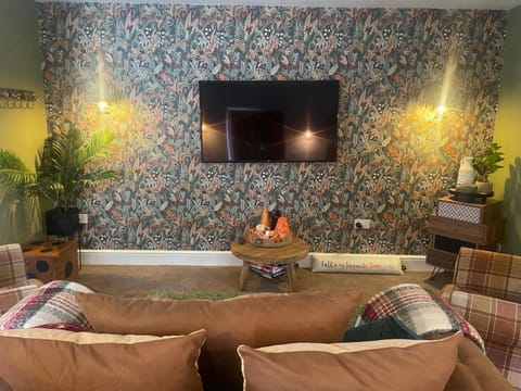 TV and multimedia, Living room, Seating area, Evening entertainment