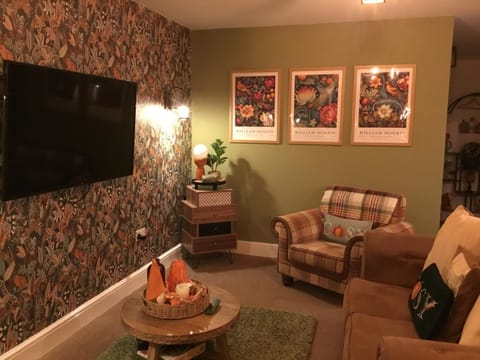 TV and multimedia, Living room, Seating area, Evening entertainment