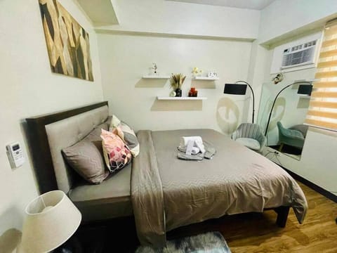 The-hide out by R&R Apartment in Las Pinas