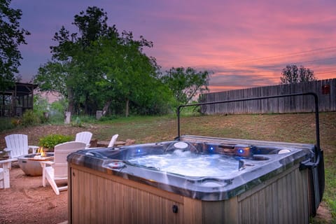 Meadows Farmhouse & Cottage - Hot Tub & Fire Pit House in Fredericksburg