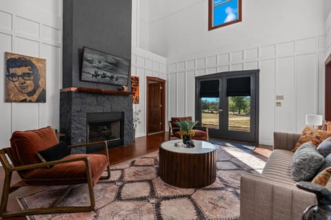 Meadows Farmhouse & Cottage - Hot Tub & Fire Pit House in Fredericksburg