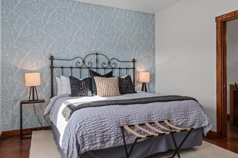 Meadows Farmhouse & Cottage - Hot Tub & Fire Pit House in Fredericksburg