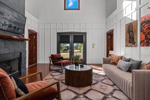 Meadows Farmhouse - Hot Tub & 5 mins to Main House in Fredericksburg