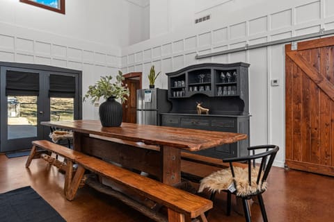 Meadows Farmhouse - Hot Tub & 5 mins to Main House in Fredericksburg