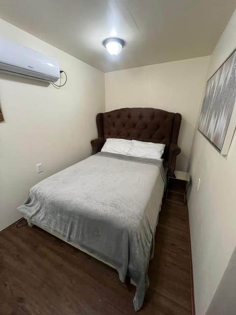 Bed, Photo of the whole room, Bedroom, air conditioner