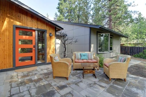 Patio, Day, Garden, Seating area