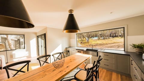 Kitchen or kitchenette, Dining area