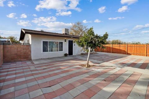 Modern City Ranch 3 bdrm Family Home Access by Dirt Road Casa in Palmdale