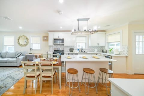 80-2 SPRING GETAWAY EARLY BIRD 10 PERCENT! Newly renovated, luxury apartment in Boston Apartment in Quincy