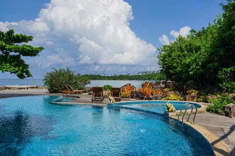 View (from property/room), Sea view, Swimming pool, sunbed