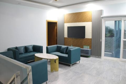 Communal lounge/ TV room, Living room, Seating area