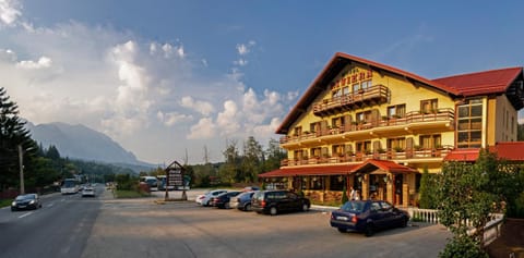 Facade/entrance, Day, Mountain view