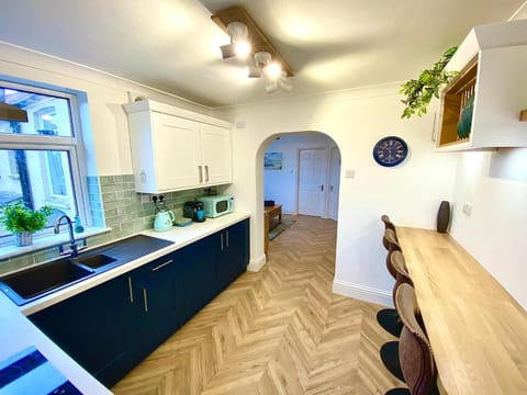 Kitchen or kitchenette, Dining area, oven, stove