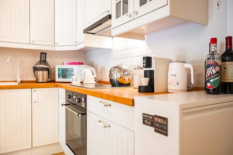 Coffee/tea facilities, Kitchen or kitchenette, dishwasher, oven, stove, toaster