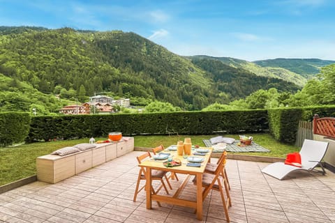 Day, Natural landscape, BBQ facilities, Garden, View (from property/room), Dining area, Mountain view, sunbed