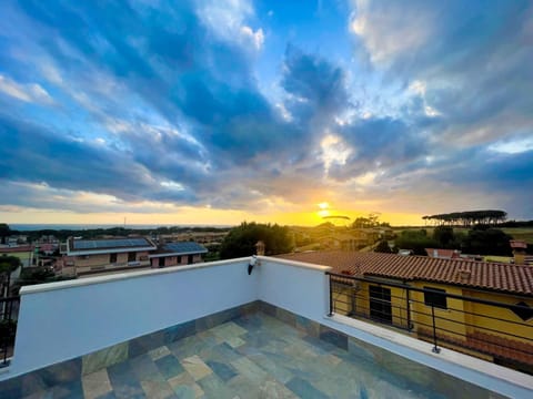 Property building, Natural landscape, Solarium, Balcony/Terrace, Sunset, sunbed