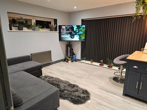 Communal lounge/ TV room, TV and multimedia, Living room, Seating area, Evening entertainment