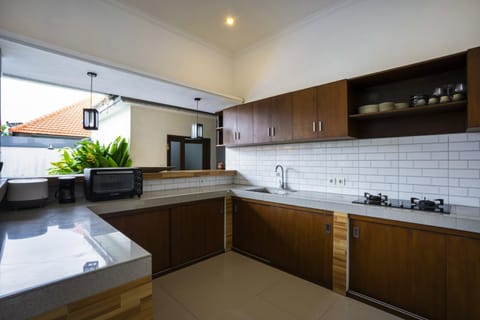 Kitchen or kitchenette, dishwasher, minibar