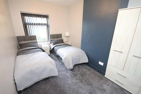 Bellshaw Lodge - Newly Refurbished Cottage House in Bradford