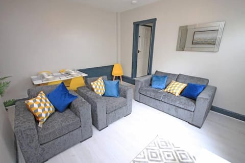 Bellshaw Lodge - Newly Refurbished Cottage House in Bradford