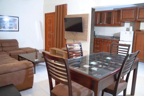 Communal lounge/ TV room, TV and multimedia, Kitchen or kitchenette, Living room, Seating area, Dining area, oven, stove