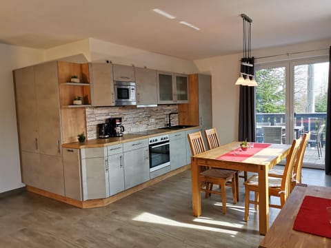 Kitchen or kitchenette, Dining area